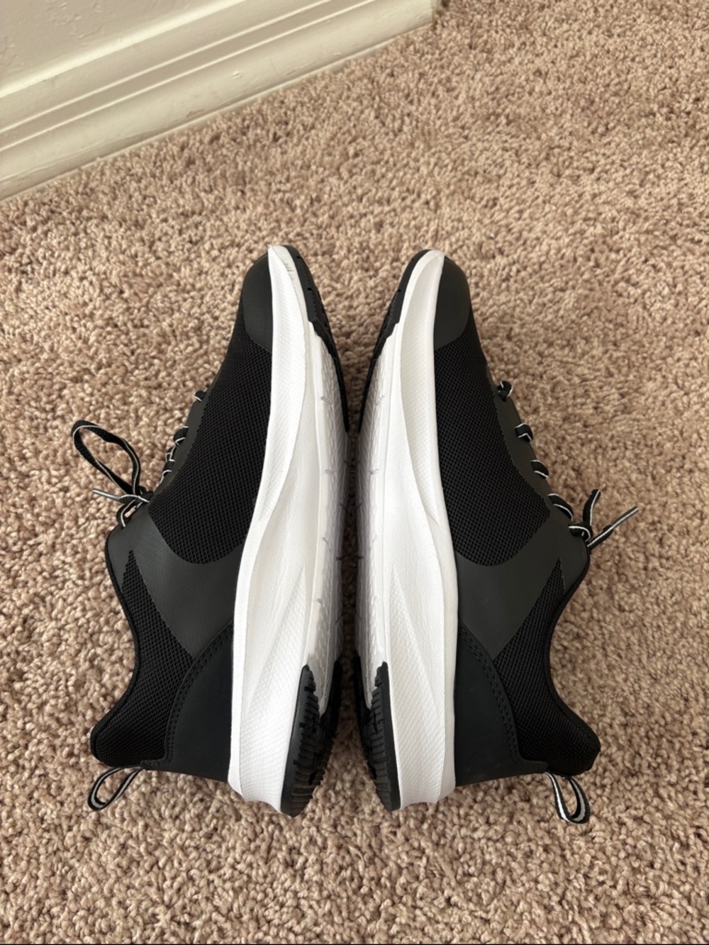 Athletic Works Women’s Black and White Athletic Walking/Running Shoes Size 9.5 - Picture 4 of 6